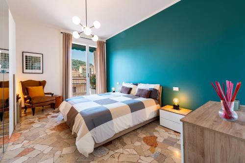 1 dormitorio con cama y pared azul en Labiena Lake Maggiore, en Laveno