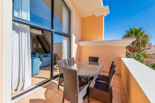 d'une terrasse avec une table et des chaises sur un balcon. dans l'établissement Estrela da Luz Resort, à Luz