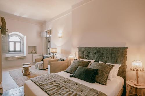Casa Az-Zagal في Casa Branca: غرفة نوم مع سرير وغرفة معيشة