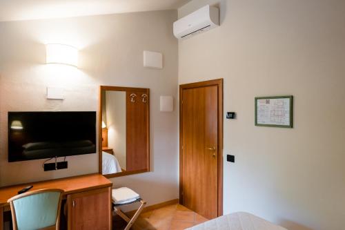Телевизор и/или развлекательный центр в Hotel La Scottiglia e Ristorante