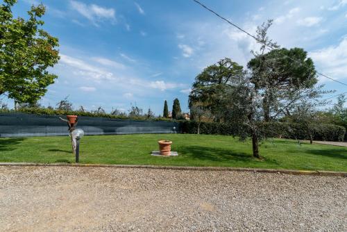 a park with a statue of a bird in the grass at Casa Galina in Civitella in Val di Chiana