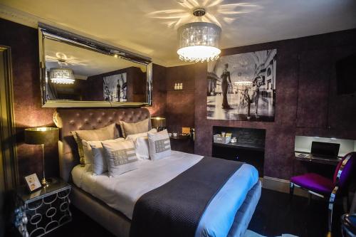 a bedroom with a large bed in a room at the kingsbury 7even 8ight in Marlborough