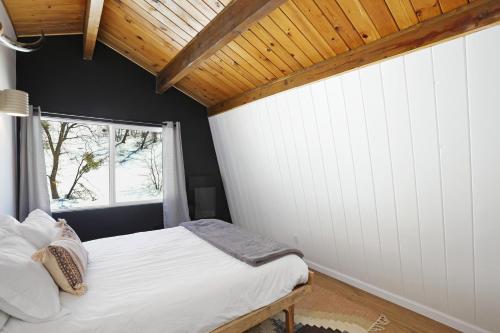 Ένα ή περισσότερα κρεβάτια σε δωμάτιο στο Le Chalet of Arrowbear Lake