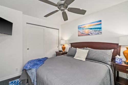 - une chambre avec un lit et un ventilateur de plafond dans l'établissement 2Br Kauai Kailani Condo, Pool, walk to Ocean & Shops, AC KK117, à Kapaa