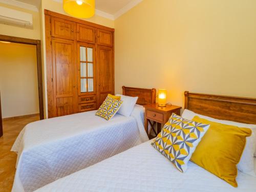 a bedroom with two beds and a table with a lamp at Cubo's Casa El Jazmin High Privacy in Alhaurín el Grande