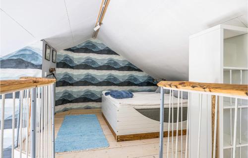 een slaapkamer met een bed en een muurschildering bij Cozy Apartment In Karlskrona With Wifi in Karlskrona