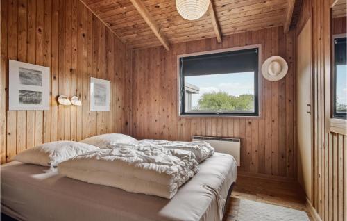 een slaapkamer met een bed in een houten muur bij Gorgeous Home In Fan With Kitchen in Fanø