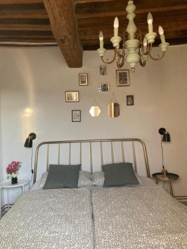 una camera con letto e lampadario a braccio di Casa di pietra a Castelnuovo di Val di Cecina