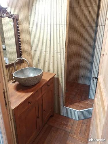 a bathroom with a bowl sink on top of a wooden vanity at studio Ossages in Ossages