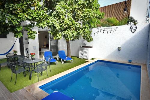 a backyard with a swimming pool and a table and chairs at 5 Bdr-ensuite Bathrooms-private Pool-golf-comfort in Cancún
