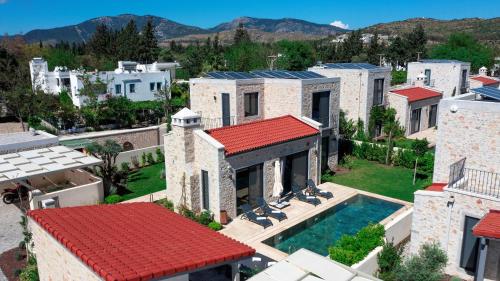 Bodrum Ortakent Luxury Private Villa with Pool في بودروم: اطلالة جوية على منزل مع مسبح