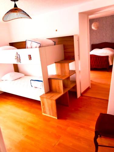 - une chambre avec 2 lits superposés dans l'établissement GÎTE LE GELEINFÊTE II VOSGES à proximité de GERARDMER, à Herpelmont