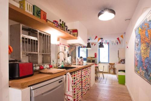 une cuisine avec un évier et un plan de travail dans l'établissement La maison du Merle: le charme en centre-ville, à Toulouse