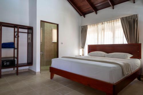 a bedroom with a large bed and a shower at Fuego del Sol Beachfront Hotel in Jacó