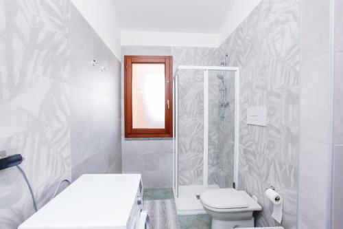 奧羅塞伊的住宿－Casa Michela，带淋浴和卫生间的白色浴室