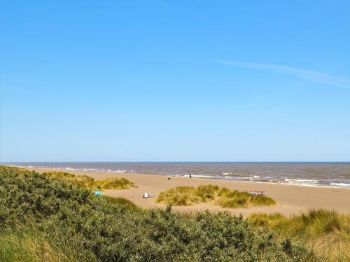 een strand met mensen op het zand en de oceaan bij Covina - Uk43994 in Anderby