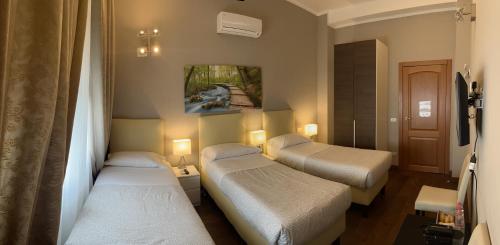 pokój hotelowy z 2 łóżkami w pokoju w obiekcie Residenza Segrate Centro Novegro w mieście Segrate