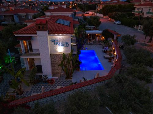 Bazén v ubytování Tarçın Alaçatı Otel nebo v jeho okolí