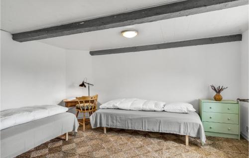Camera bianca con 2 letti e scrivania. di 2 Bedroom Stunning Home In Hjer a Højer