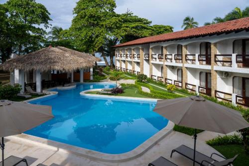 a view of the courtyard of a resort with a swimming pool at Fuego del Sol Beachfront Hotel in Jacó
