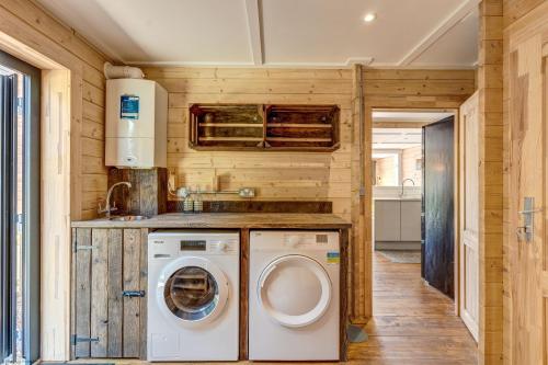 a laundry room with a washer and dryer at Bluebell Lodge in Benson
