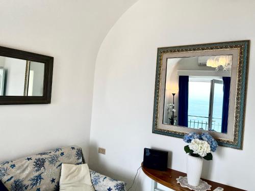 a living room with a couch and a mirror at Suite Apartment con Giardino in Piazzetta in Capri