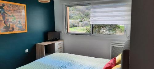 une petite chambre avec un lit et une fenêtre dans l'établissement 3 pièces traversant mer montagne, 60 M2, calme, à Gorbio