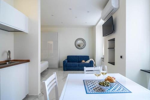 cocina y sala de estar con mesa blanca y sillas en ALPORTO58, en Camogli