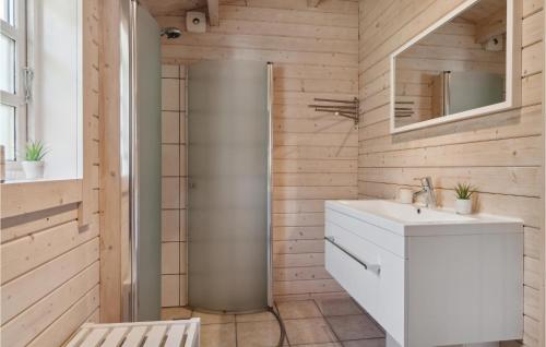 La salle de bains est pourvue d'un lavabo et d'une douche. dans l'établissement Amazing Home In Hadsund With Kitchen, à Hadsund