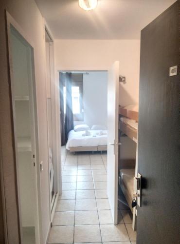 - une chambre avec un lit et une porte dans l'établissement Résidence Graziella studio 407, à Juan-les-Pins