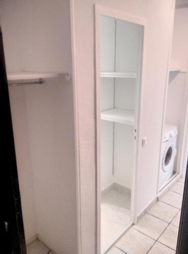 un placard avec un lave-linge et un lave-linge/sèche-linge dans l'établissement Résidence Graziella studio 407, à Juan-les-Pins