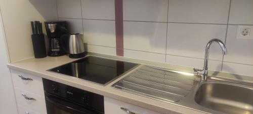 cocina con fregadero y encimera en Tomena apartments en Trogir