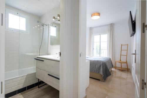13 Modern apt for 6 guest with shared pool in Manilva Andalucia