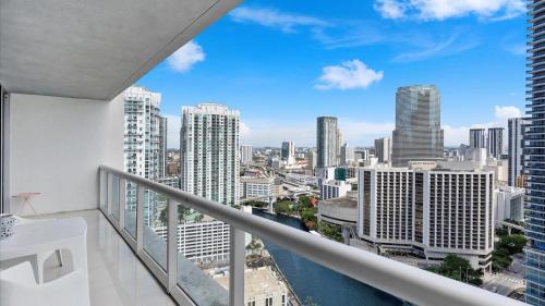 balcone con vista sulla città di Icon Brickell Stay, Pool, Spa, Views, Restaurants a Miami