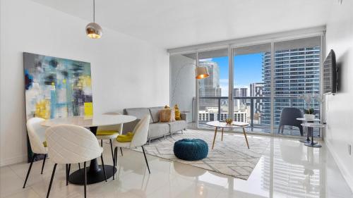 un soggiorno con tavolo e sedie e una grande finestra di Icon Brickell Stay, Pool, Spa, Views, Restaurants a Miami