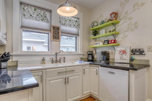 uma cozinha com armários brancos e um lavatório em Cherry Blossom I - Downtown Cottage Backyard Retreat em Fruita