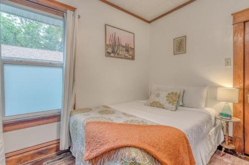 um quarto com uma cama e uma grande janela em Cherry Blossom I - Downtown Cottage Backyard Retreat em Fruita