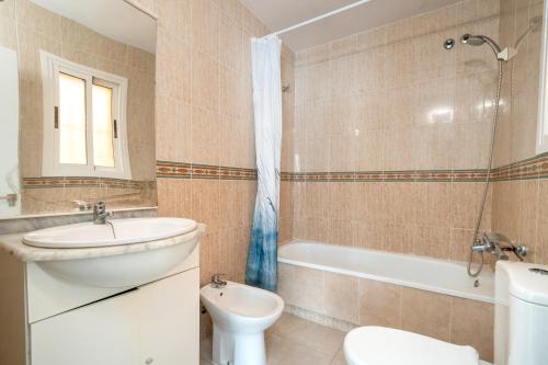 La salle de bains est pourvue d'un lavabo, de toilettes et d'une baignoire. dans l'établissement 29 Close to the beach, 2 bedroom Sabinillas Manilva Andalusia, à San Luis de Sabinillas