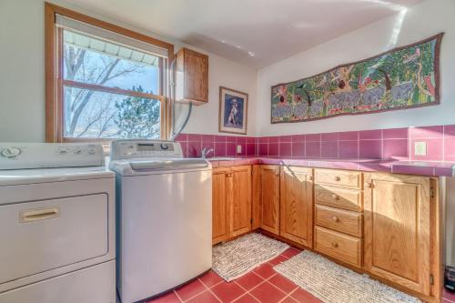 una cocina con lavadora y secadora. en Shady Acres - Country Classic, Spectacular Views!, en Fruita