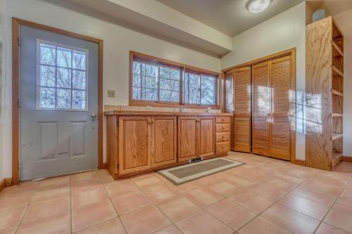 uma grande cozinha com armários de madeira e uma porta em Shady Acres - Country Classic, Spectacular Views! em Fruita