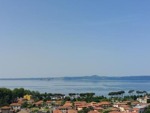 uma vista para uma cidade e um corpo de água em Casa Rosita vista lago em Bolsena
