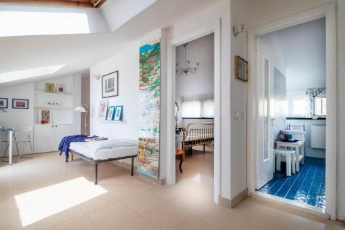 - une chambre avec un lit et une chambre avec une table dans l'établissement APPARTAMENTO LA MANSARDINA, à Sestri Levante