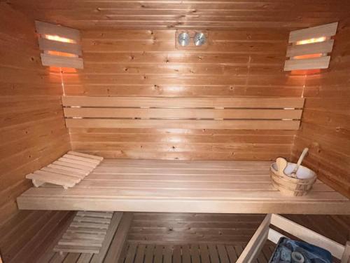 a wooden sauna with a bench in it at Luxe bungalow in de mooie natuur! in Ouddorp