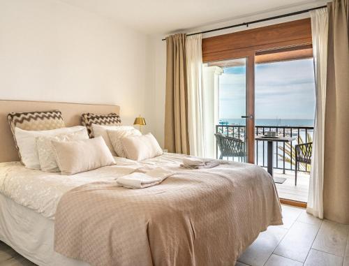 una camera con letto e vista sull'oceano di 2 Penthouse Duquesa Marina Manilva Andalucia Spanien a Manilva