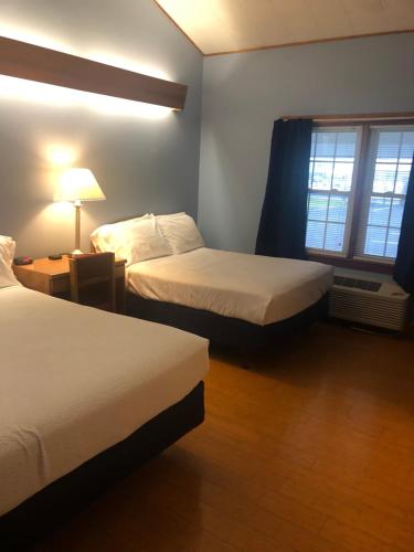 um quarto de hotel com duas camas e uma janela em Executive Motel em Old Orchard Beach
