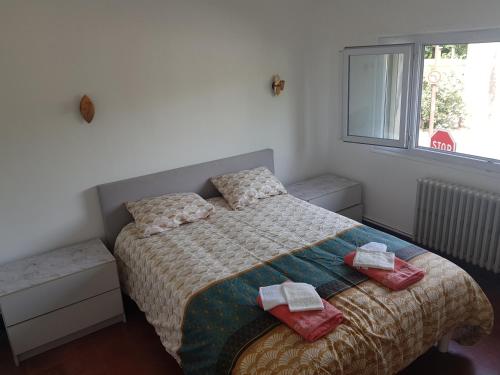 une chambre avec un lit avec deux serviettes dessus dans l'établissement Appart'avignon, à Avignon