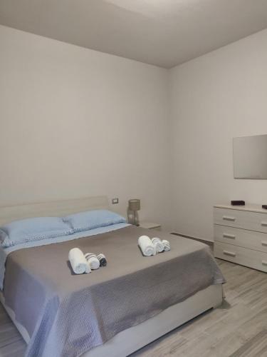 1 dormitorio con 1 cama con toallas en La Girandola en Grosseto