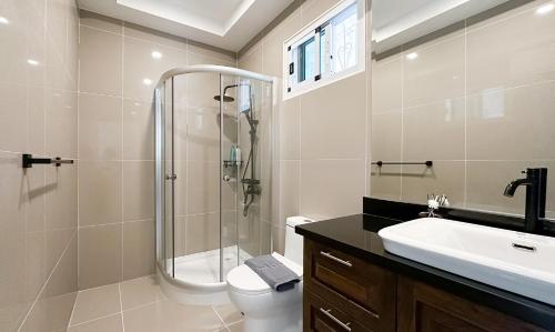 een badkamer met een douche, een toilet en een wastafel bij CityHouse-OSCAR,pool villa 4Bedrooms-Jacuzzi-walking Street 10min in Pattaya South