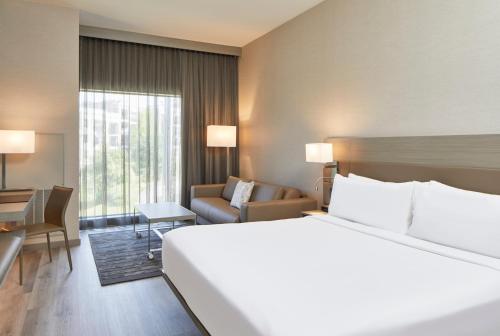 Ein Bett oder Betten in einem Zimmer der Unterkunft AC Hotel by Marriott Durham Duke University