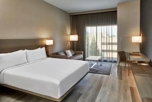 Postel nebo postele na pokoji v ubytování AC Hotel by Marriott Durham Duke University